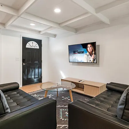 Guest House, Accessible To Downtown, & Fast Wifi!